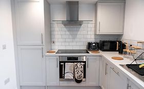 Light And Vibrant Home In Totterdown, Free Parking
